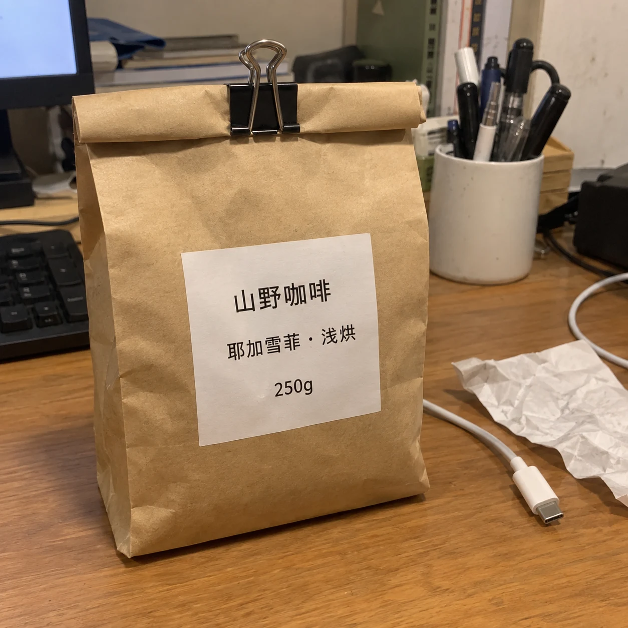 办公桌上的一袋咖啡豆
