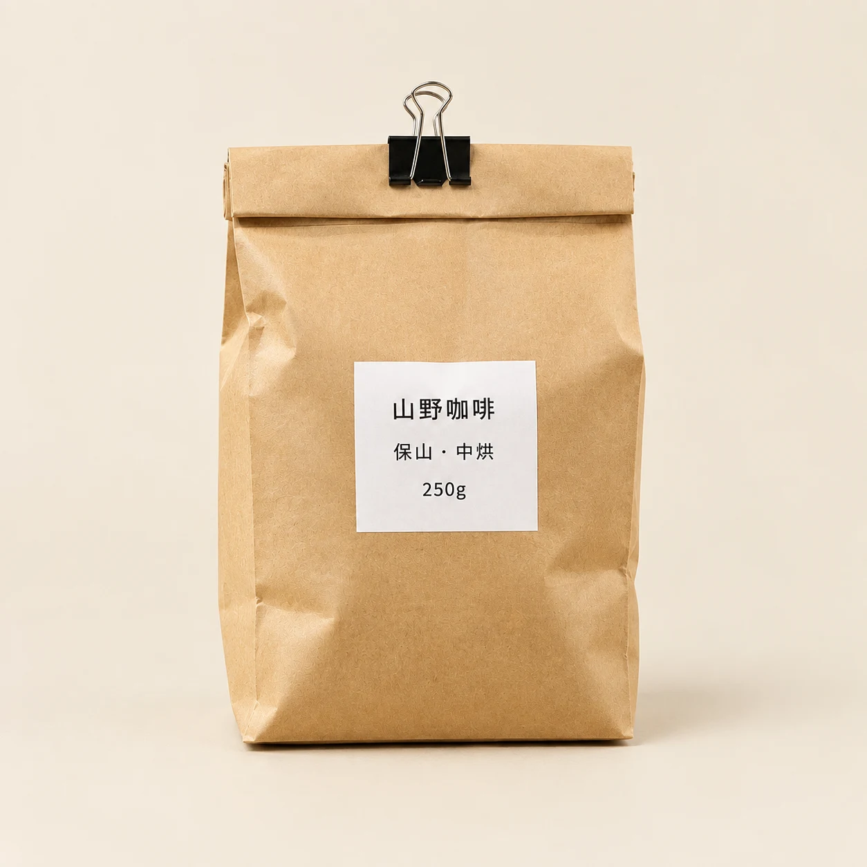 浅米色背景前一袋咖啡豆的商品主图，标签三行字清楚